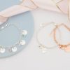 Ontdek hoe je sieraden stijlvol combineert als vrouw van 40+. Praktische tips voor kettingen, ringen, armbanden, goud, zilver en meer.