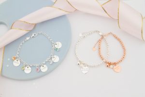 Ontdek hoe je sieraden stijlvol combineert als vrouw van 40+. Praktische tips voor kettingen, ringen, armbanden, goud, zilver en meer.