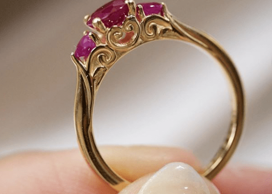 Een diamanten ring met vintage look