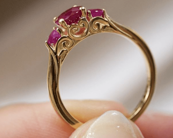 Een diamanten ring met vintage look
