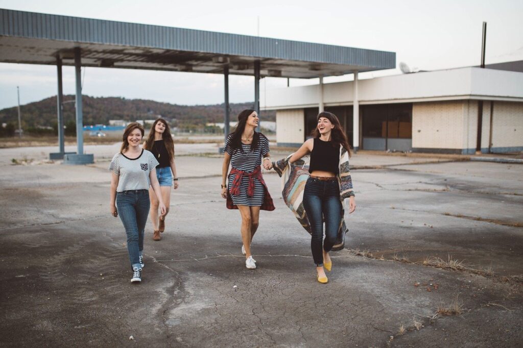 De laatste mode shoppen voor jonge tienermeisjes